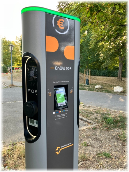 Neue Ladesäulen für E-Autos